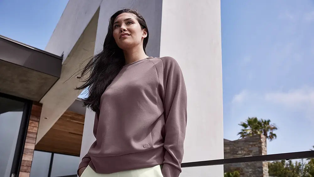 LOG864_OpalWhite-LOG863_AshenPlum_SP26_Campaign_Lifestyle_Model.webp
