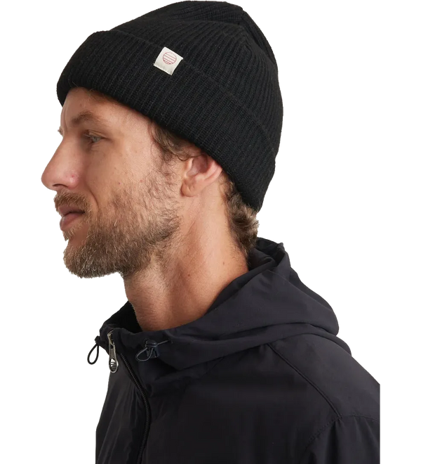 marine-layer-tahoe-beanie-model-black.webp