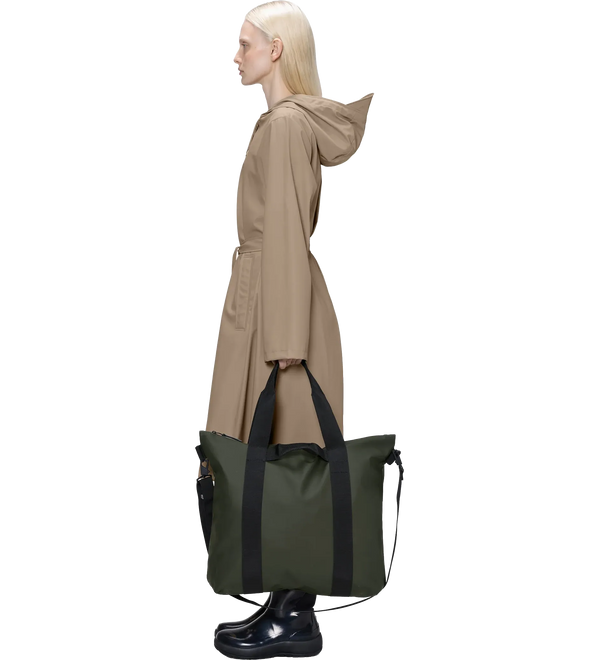 rains-tote-bag-green-model.webp