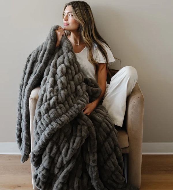 saranoni-double-ruched-throw-50x60-cobblestone_1.webp