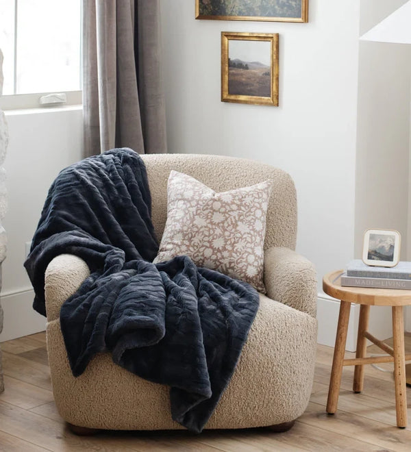 saranoni-patterned-faux-fur-throw-blankets-charcoal.webp
